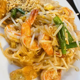 a plate of pad thai food