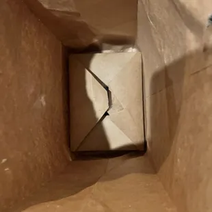 Here the picture prove no chili no utensils please provide those. We do need it. Thank you.