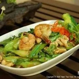 a dish of shrimp and broccoli