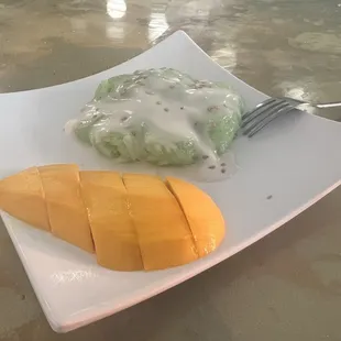 Mango &amp; sweet sticky rice dessert