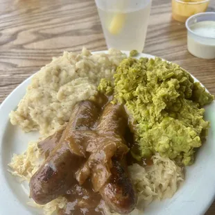 Bangers, mashed potatoes, mushy peas, sauerkraut. Chef's kiss.