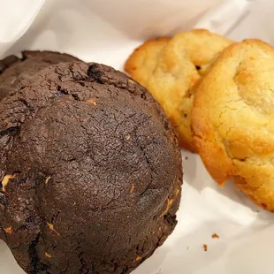 Peanut Butter Chocolate, Chocolate Walnut Cookies! Crispy outside and chewy inside. Addicting texture and taste. - IG @jenniefooddiary