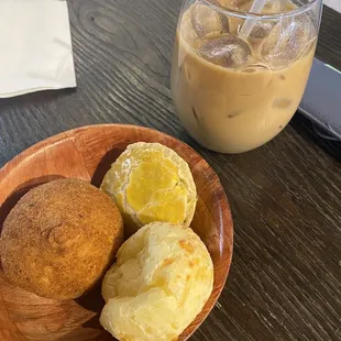 Pão de queijo; coxinha; mini pie with palm heart