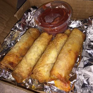 An order of the pizza rolls !