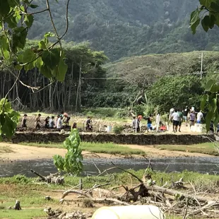 All da haumanaz from UH, Nanakuli, Punahou and us putting in some community work