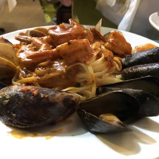 Zuppe di Mussels Over Linguini