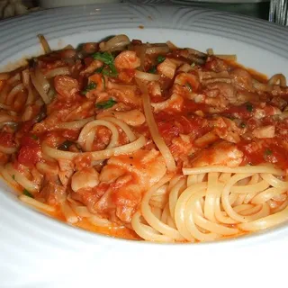 Linguini with Red Clam Sauce Pasta Dish