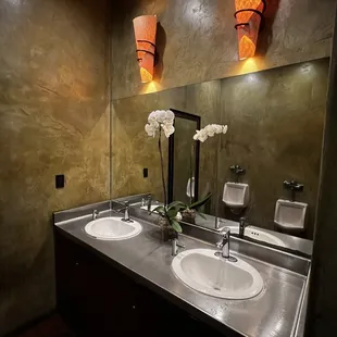 Men&apos;s bathroom