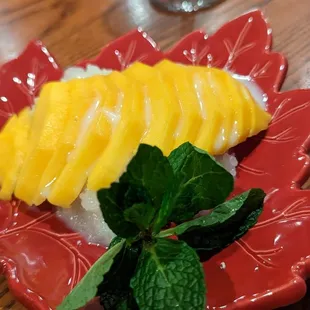 Sticky Rice with Fresh Mango (dessert)