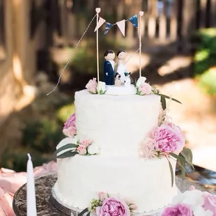 Gorgeous wedding cake that was completely finished!