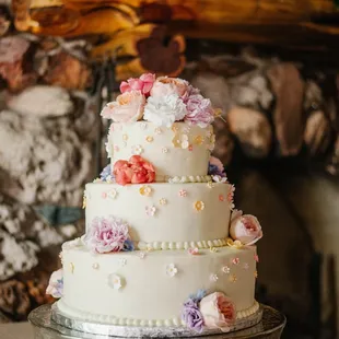The gorgeous wedding cake