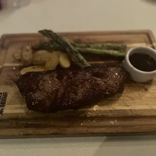 steak and asparagus