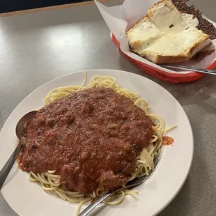 "Regular" size serving of spaghetti with meat sauce and 4 slices of cheese bread!!