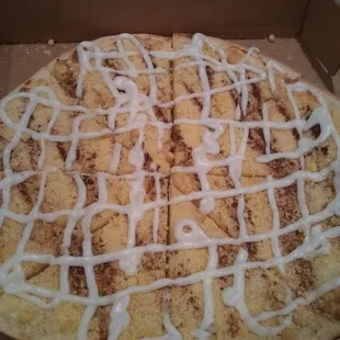 Cinnamon streusel dessert pizza