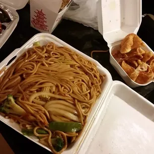 Order of veggie lo mein and crab Rangoon