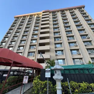 Kanunu St entrance and Pagoda Hotel facade facing south / Makai