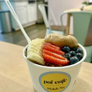 Açaí bowl w/peanut butter (no almond butter available)