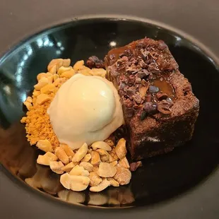 Molten brownie dessert