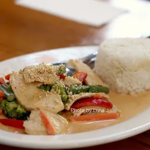 Small Panang Curry Chicken ($13.95) - string bean, broccoli, peppers, carrots, crushed peanuts.
