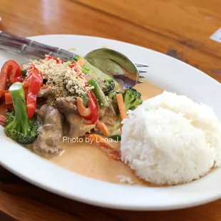 Small Panang Curry Beef ($13.95) - string bean, broccoli, peppers, carrots, crushed peanuts. Very sweet.