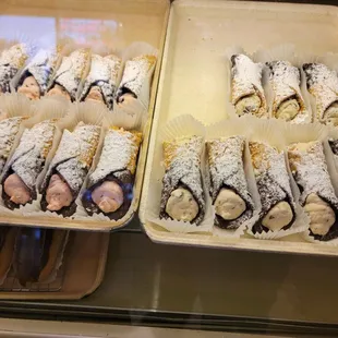 Ohhh canoli.. got the regular flavor (other is cherry, I believe they said). So rich and tasty.