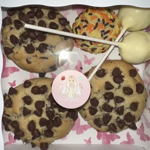 chocolate chip cookies and marshmallows