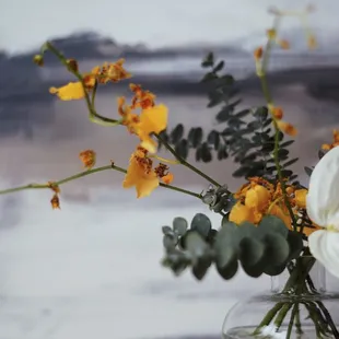 The flower and leaves arrangement on this is just beautiful.
