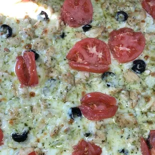 Chicken pesto with olives and onions