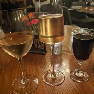 Sweet wine flight, from Lto R is Oliver Cherry Moscato (very sweet), Villa Jolanda Moscato (a bit try for my taste &amp; bubbly), &amp; Quinta Port