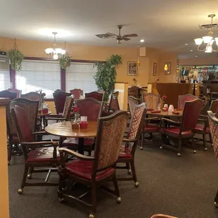 What a beautiful dining room , Elegant, relaxing!