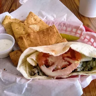 Gyro pocket with pita chips