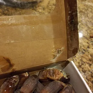Fungus inside the box of dates on the day of the purchase