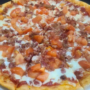 Tomato, bacon, and garlic pizza