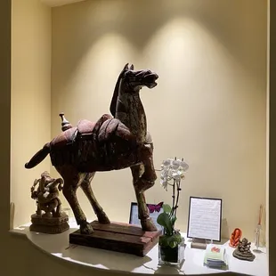 a statue of a horse