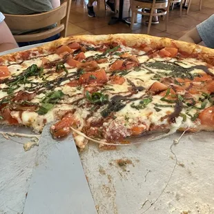 Tomato basil garlic pizza 16"