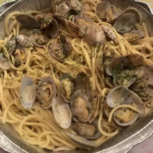 a plate of spaghetti with clams