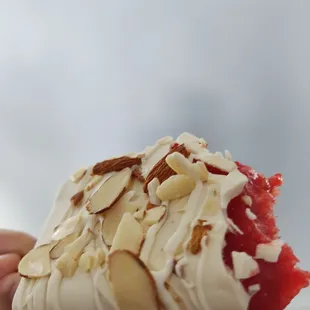 Paletas sabor fresa con cobertura de chocolate blanco y nuez
