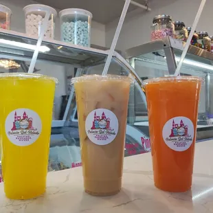 Aguas frescas de sabor piña, horchata y melón