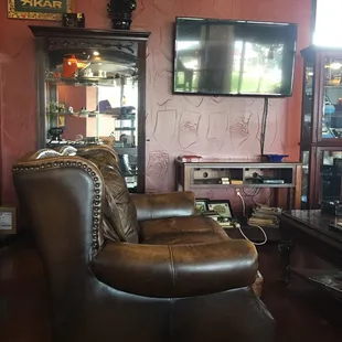 Typical Friday/Saturday routine to smoke a cigar for the weekend. Great lounge and lots of people for intelligent conversation.
