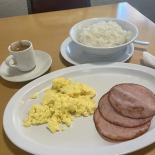 Scrambled eggs, turkey and big grits
