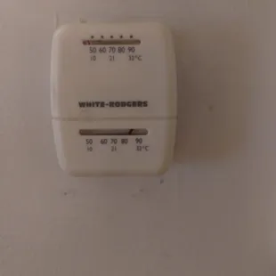 If you look at the bottom needle of the thermostat it is 80°. There are no amenities required by law