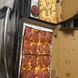 Palazzo Cheese Bread, Large Pepperoni Deep Dish