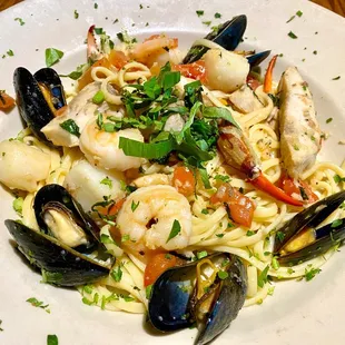 a plate of pasta with shrimp and musselling