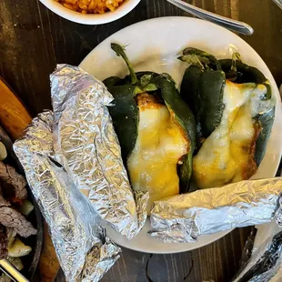Chile Relleno con Queso y Frijoles