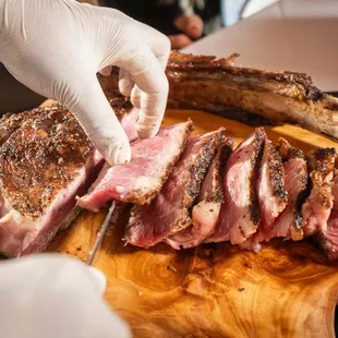 Tomahawk FOR TWO

Green salad, mashed potato (USA)