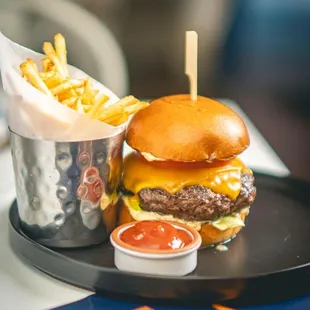 PALERMO BURGER 10oz

Dry-aged ribeye &amp; prime short rib blend, Boston lettuce heirloom tomato, red onion, Vermont cheddar cheese chimichur