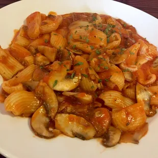 Red mushroom with rigatoni (vegan)