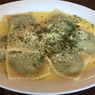 Spinach and ricotta ravioli in a butter parmesan sauce (vegetarian)