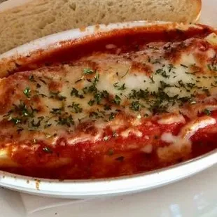 Canelloni stuffed with spinach and ricotta (vegetarian)