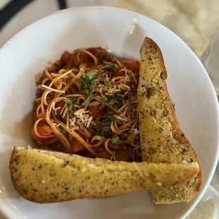 a plate of spaghetti and bread